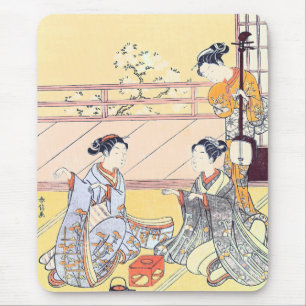 Junge Frauen, die Kitsune-Ken spielen Mousepad