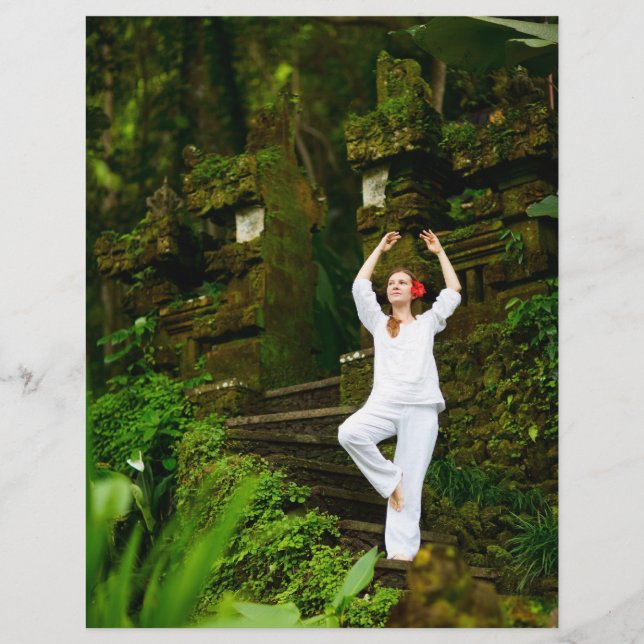 Junge Frauen praktizieren Yoga Flyer (Vorne)