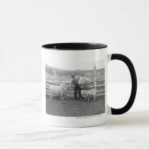 Junge hält ein Bündel Wolle hoch Tasse