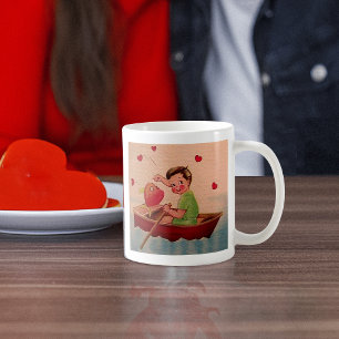 Junge hält Herz im Boot Kaffeetasse