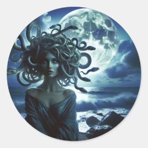 Junge hübsche Medusa bei Mond & Ozean Runder Aufkleber