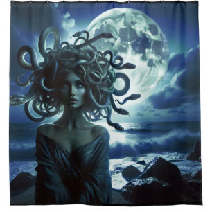 Junge hübsche Medusa bei Mond und Ozean Duschvorhang