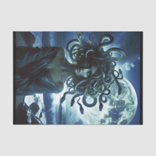 Junge hübsche Medusa beim Mond und Ozean Seidenpapier