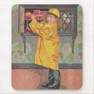 Junge im Regenmantel Mousepad