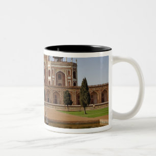 Junge indische Damen und Humayun-Mausoleum, Delhi, Zweifarbige Tasse