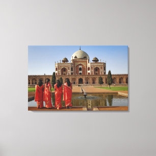 Junge indische Frauen und Humayun's Grab, Delhi, Leinwanddruck