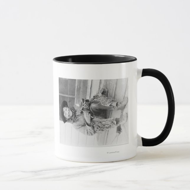 Junge Junge verkleidet als Cowboy mit Spielzeug Tasse (Rechts)
