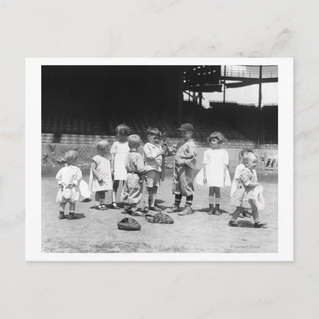 Junge Jungen und Mädchen auf dem Baseballfeld Postkarte (Vorderseite)