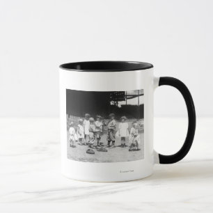 Junge Jungen und Mädchen auf dem Baseballfeld Tasse