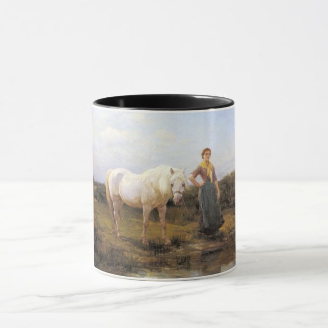 Junge Landfrauen, die ein Pferd zum Wasser nehmen Tasse (Zentrum)