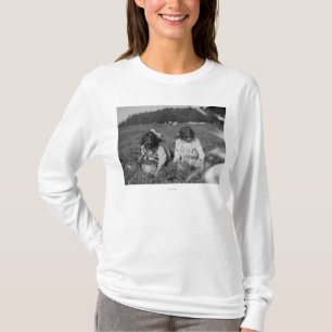 Junge Mädchen, die Moosbeerphotographie auswähle T-Shirt