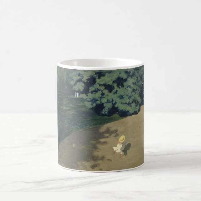 Junge Mädchen, die nach einem Roten Ball laufen (K Kaffeetasse (Mittel)