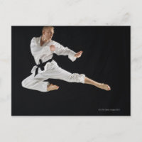 Junge Mann darstellend Karate Tritt schwarz
