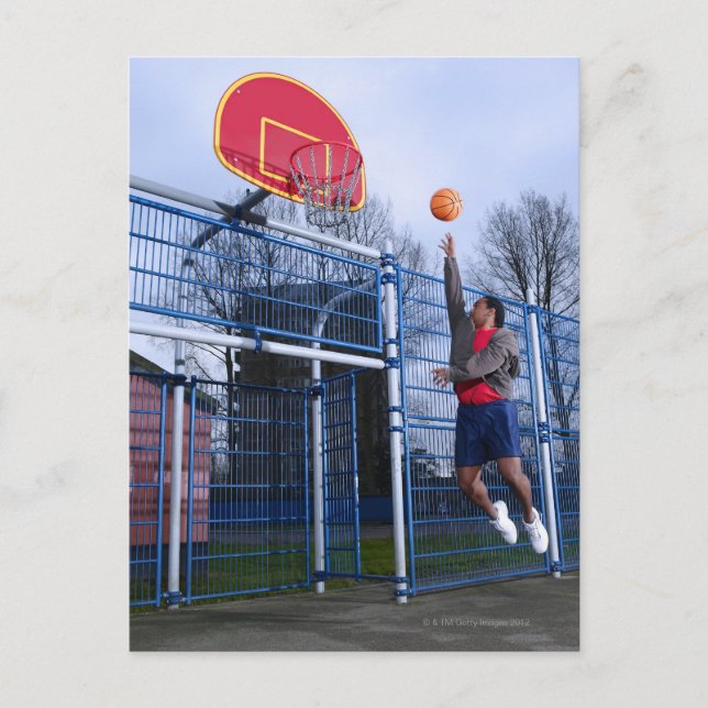 Junge Mann spielt Basketball im Freien Postkarte (Vorderseite)