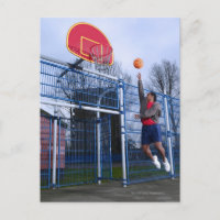 Junge Mann spielt Basketball im Freien