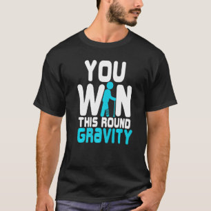 Junge Männer, die in diesem Runde Gravit gewinnen, T-Shirt