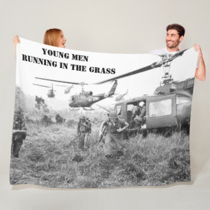 JUNGE MÄNNER IM GRASS FLEECEDECKE