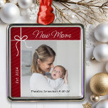 Junge Mutter Erstes Foto Ornament Aus Metall<br><div class="desc">Feiern Sie Ihr erstes Jahr als Mutter mit diesem besonderen Sake-Ornament. Personalisieren Sie dieses charmante Weihnachtsbaumschmuck mit einem Foto von Ihnen und Ihrem Kind,  dem Namen und dem Geburtsdatum Ihres Babys.</div>