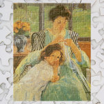 Junge Mutter Nähen von Mary Cassatt, Vintag Art<br><div class="desc">Young Mother Sewing (c. 1900) von Mary Cassatt ist ein Vintager Impressionismus feine Kunst Familie Portrait Gemälde. Ein Mädchen, ihre Tochter, lehnt sich auf ihren Schoß. Hinter ihnen steht eine Vase mit einem Strauß Blume. Eine Mutter reparierte Kleidung mit einem Kind. Über die Künstlerin: Mary Stevenson Cassatt (1844-1926) war eine...</div>