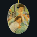Junge Mutter Nähen von Mary Cassatt, Vintag Art Keramikornament<br><div class="desc">Young Mother Sewing (c. 1900) von Mary Cassatt ist ein Vintager Impressionismus feine Kunst Familie Portrait Gemälde. Ein Mädchen, ihre Tochter, lehnt sich auf ihren Schoß. Hinter ihnen steht eine Vase mit einem Strauß Blume. Eine Mutter reparierte Kleidung mit einem Kind. Über die Künstlerin: Mary Stevenson Cassatt (1844-1926) war eine...</div>