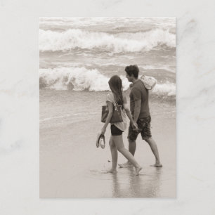 Junge Paare, die am Strand spazieren Postkarte