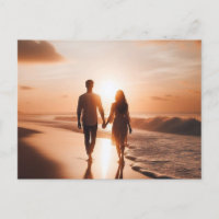 Junge Paare gehen bei Sonnenuntergang am Strand sp