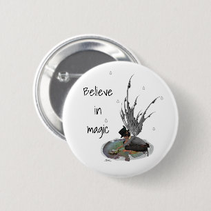 Junge Regenhaare mit Frosch-Button-Taste Button