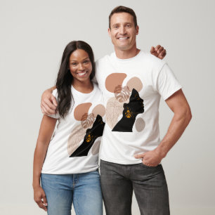 Junge schöne afrikanische Amerikanerin T-Shirt
