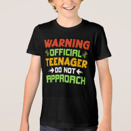 Junge schwarzer T - Shirt mit 13-jähriger Text.