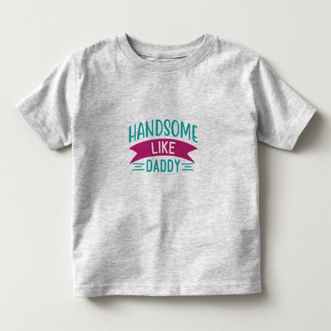 Junge sieht nicht so gut aus wie Daddy. Kleinkind T-shirt (Vorderseite)