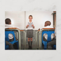 Junge stehend vor der Klasse lesen in