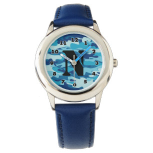 Junge Uhr mit marineblauer blauer Camouflage Tarnm