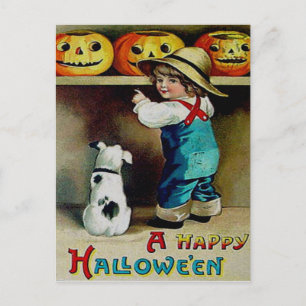 Junge und sein Hund schauen sich Jack O' Lanterns  Postkarte