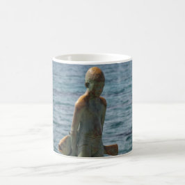 Junge und seine Fischstatue Paphos direkt am Meer Kaffeetasse