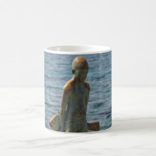 Junge und seine Fischstatue Paphos direkt am Meer Kaffeetasse
