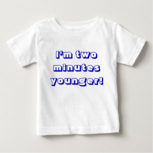 Junge Zwilling... Ich bin zwei Minuten jünger! Baby T-shirt
