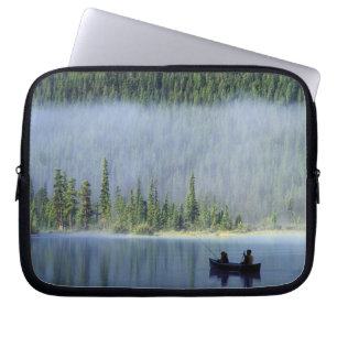 Jungen angeln am Waterfowl Lake, Banff National Laptopschutzhülle