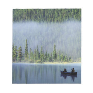 Jungen angeln am Waterfowl Lake, Banff National Notizblock