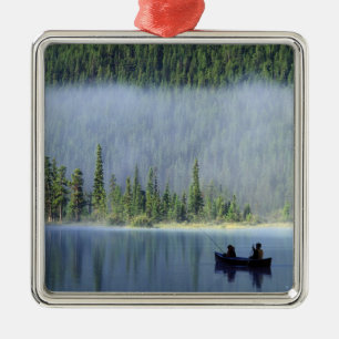 Jungen angeln am Waterfowl Lake, Banff National Silbernes Ornament