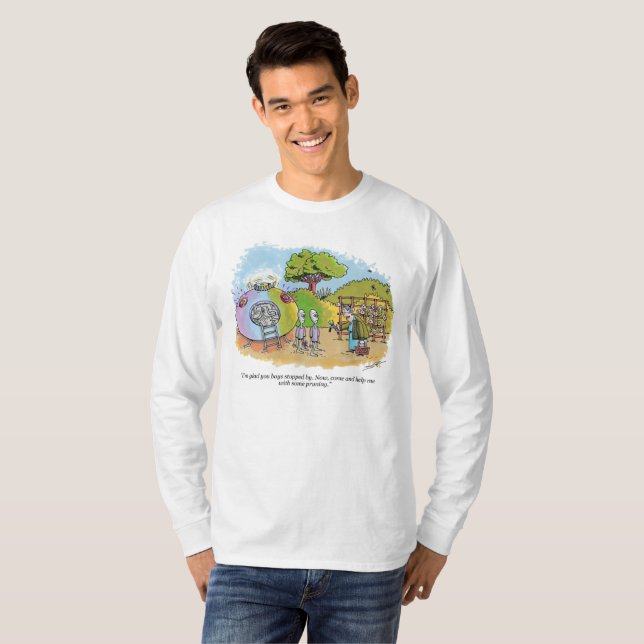 Jungen, die durch langärmeliges Shirt gestoppt wer (Vorne ganz)