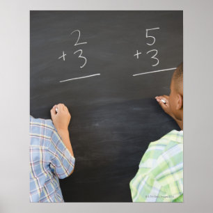 Jungen, die mathematische Probleme auf Tafel lösen Poster