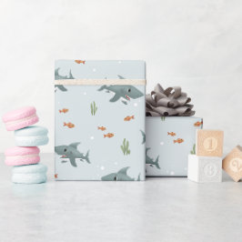 Jungen, die Niedlich blau unter dem Kindergeburtst Geschenkpapier
