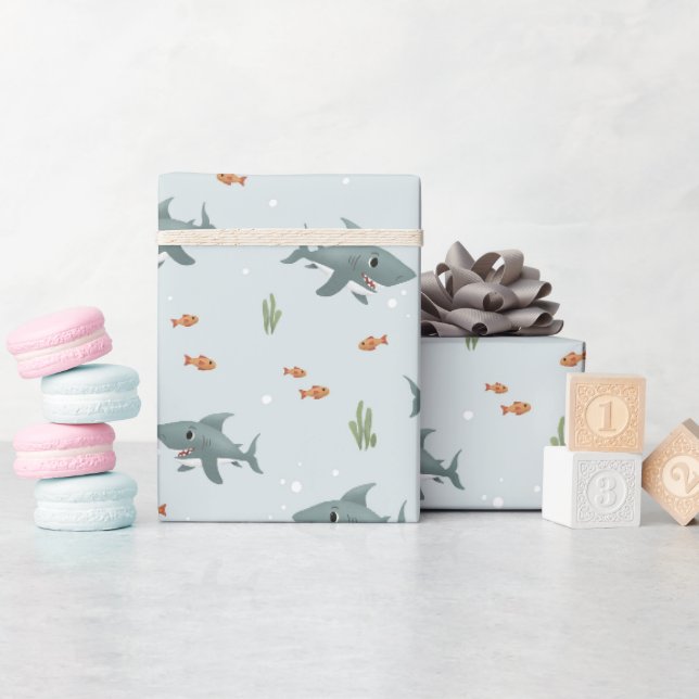 Jungen, die Niedlich blau unter dem Kindergeburtst Geschenkpapier (Babyparty)