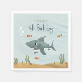Jungen, die unter dem Kindergeburtstag der Seehech Serviette