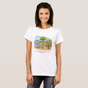 Jungen, die von T - Shirt von Frauen aufgehalten w
