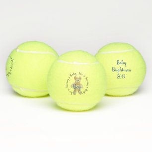 Jungen-Geschlecht decken Tennisball mit Teddybäre Tennisbälle