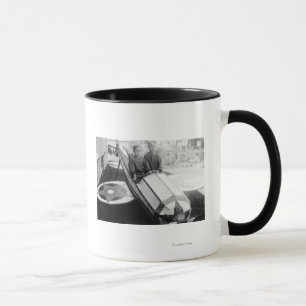 Jungen in einem Seife-Box-Auto Tasse