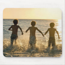 Jungen laufen ins Meer