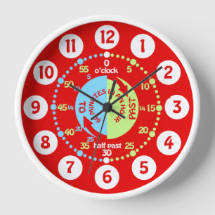 Jungen lernen, die Uhr der roten Wand zu erzählen