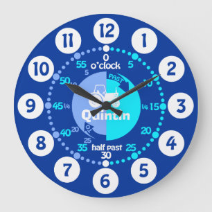 Jungen lernen, die Uhr der Traktoruhr mit blauer B